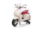 Motocicletă electrică Vespa 946 cu marșarier, albă, cu roți ajutătoare, Model cu licență, 2 x Baterie 6V, 2x Motor 30W, Scaun piele, MP3 Player cu intrare USB
