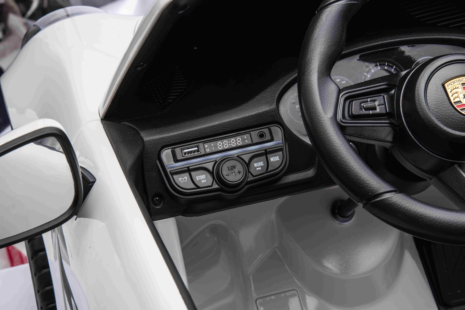 Panou de bord multifuncțional și volan