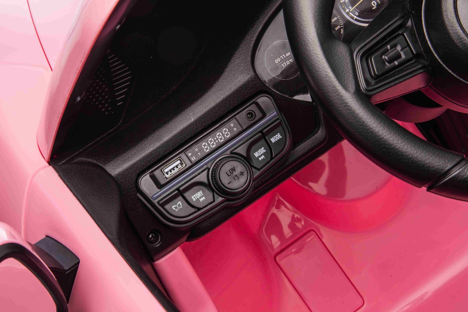 Panou de bord multifuncțional și volan